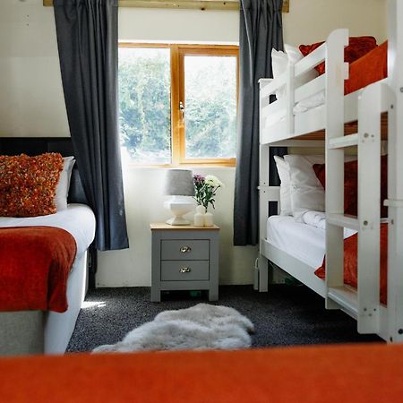 Вілла The West Barn Near Bath, Sleeps 24 And 2 Hot Tubs Бристоль Екстер'єр фото