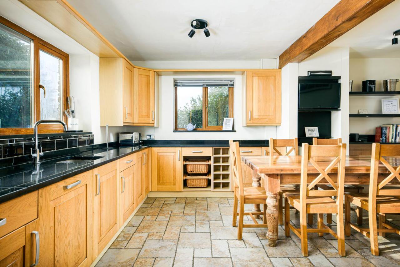 Вілла The West Barn Near Bath, Sleeps 24 And 2 Hot Tubs Бристоль Екстер'єр фото