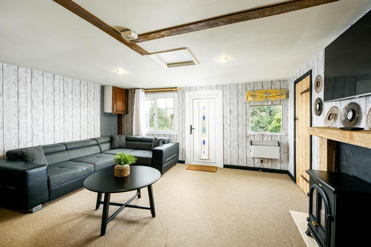 Вілла The West Barn Near Bath, Sleeps 24 And 2 Hot Tubs Бристоль Екстер'єр фото