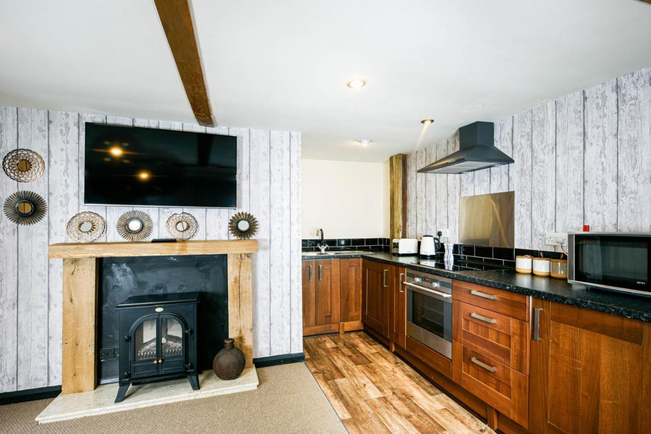 Вілла The West Barn Near Bath, Sleeps 24 And 2 Hot Tubs Бристоль Екстер'єр фото