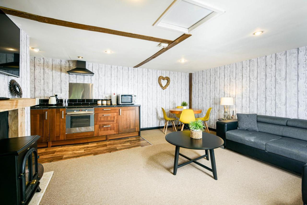 Вілла The West Barn Near Bath, Sleeps 24 And 2 Hot Tubs Бристоль Екстер'єр фото