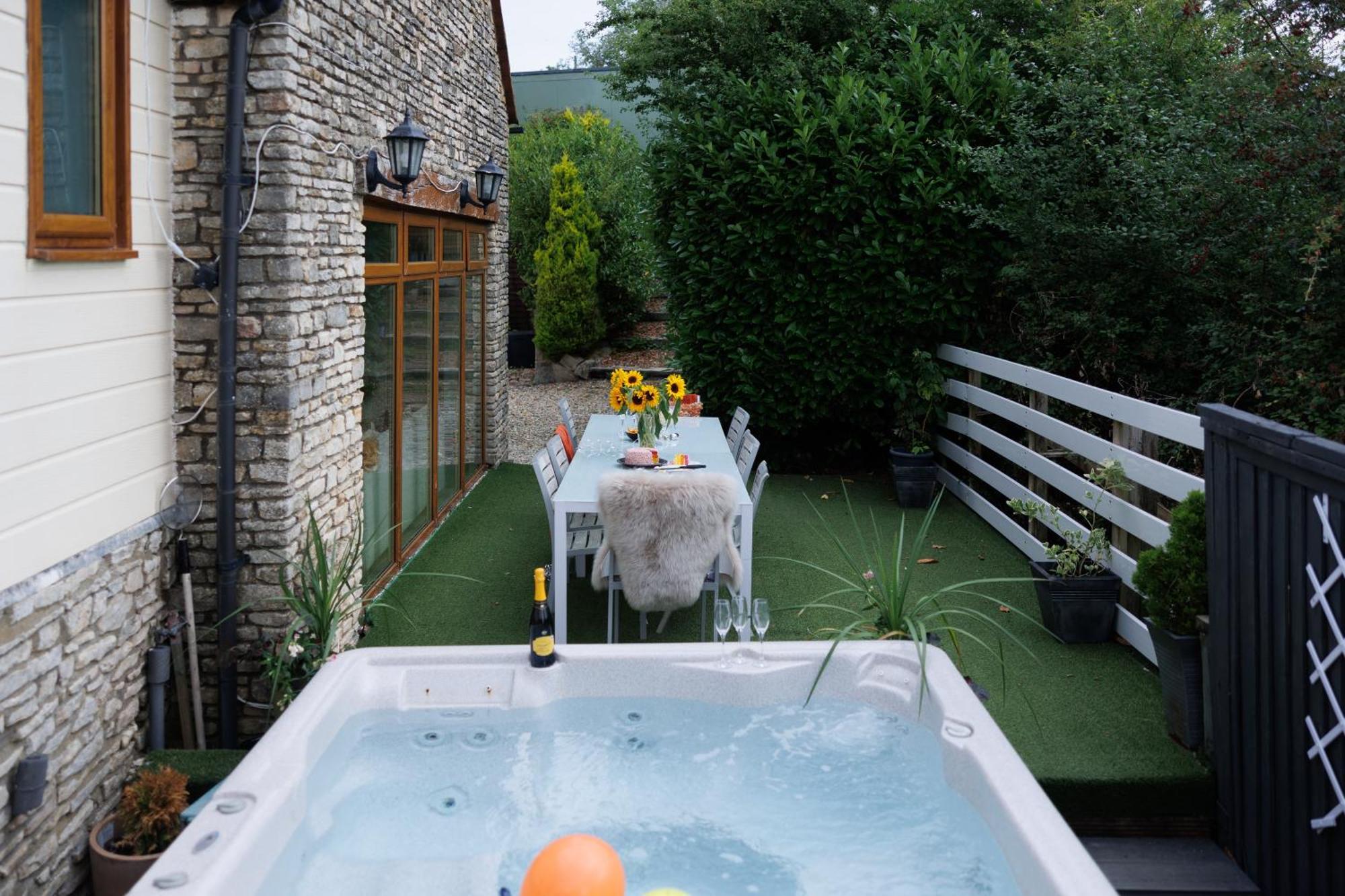Вілла The West Barn Near Bath, Sleeps 24 And 2 Hot Tubs Бристоль Екстер'єр фото